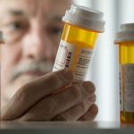 Älterer Patient mit Medikamenten