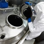 Chemiker in Schutzkleidung