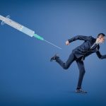 Impfpflicht - Mann rennt vor Spritze weg