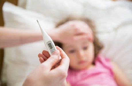 Fieber messen bei Kleinkind