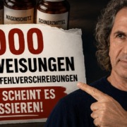 Rene Gräber zeigt auf Schlagzeile zu 250.000 Klinikeinweisungen durch Medikamentenfehler vor Hintergrund mit Tabletten und Patientenakte