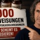 Rene Gräber zeigt auf Schlagzeile zu 250.000 Klinikeinweisungen durch Medikamentenfehler vor Hintergrund mit Tabletten und Patientenakte